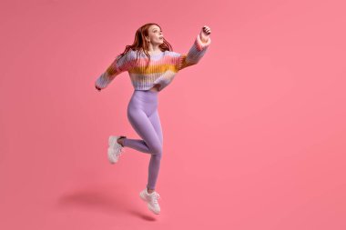 Neşeli bir kadının portresi atlamak ya da uçmak, rüyalarına koşmak için acele et.