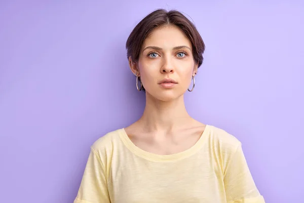 Närbild porträtt av självsäker kort hår kvinna ser allvarligt, isolerad — Stockfoto