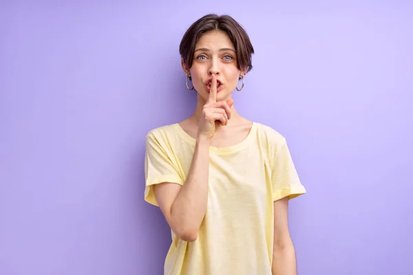 Chut ! femelle avec apparence attrayante habillée demande occasionnellement à un ami de garder le silence — Photo