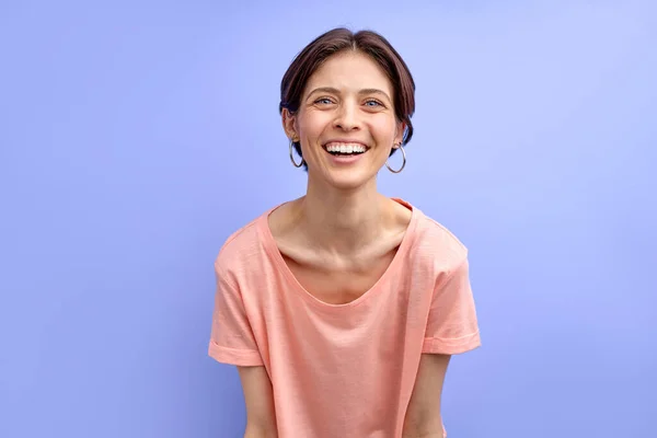 Optimistisk kvinna leende, glad kvinna i grundläggande casual t-shirt poserar vid kameran — Stockfoto