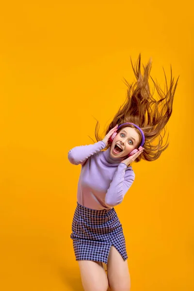 Retrato de excitado caucásico pelirroja hembra teniendo pelo volar mientras escucha música — Foto de Stock