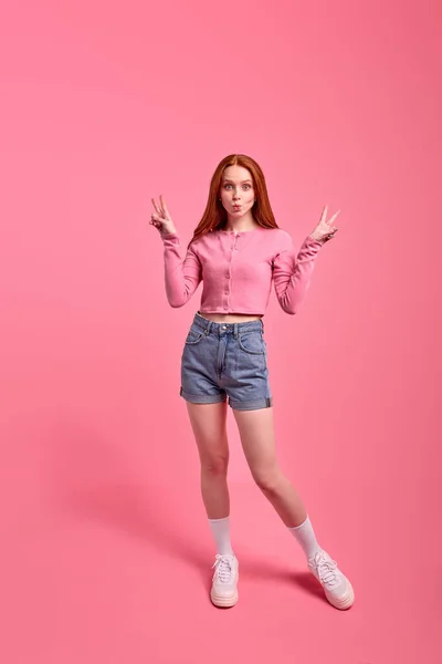 Full length body size photo of redhead woman posing, showing v-sign isolated — Stock Photo, Image