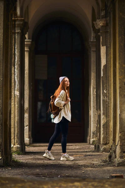 Redhead Turist kvinnlig resmål besöker övergiven gammal plats på semester — Stockfoto