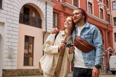 Turizm ve teknoloji. Eski kasabanın fotoğrafını çeken mutlu genç çift. Avrupa 'dan Seyahat.