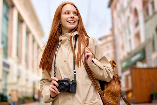 古城红头发女游客，带着复古相机。免费休闲风格 — 图库照片