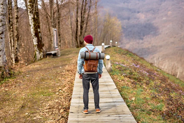 Visão traseira sobre Homem caminhante explorando montanhas, Viagem saudável viagem de aventura de estilo de vida — Fotografia de Stock