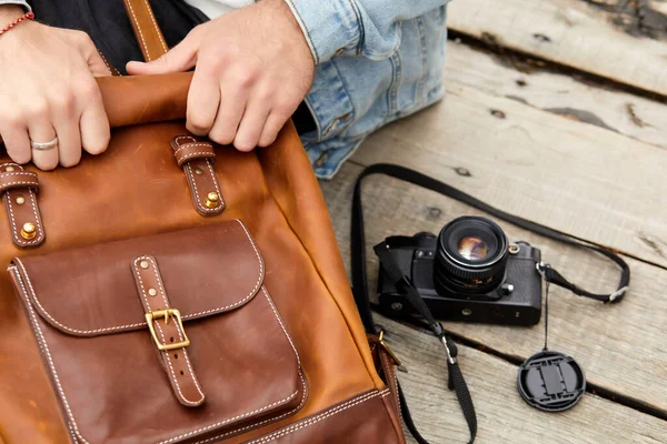 Tillbehör till ryggsäckar av läder. Närbild foto av manliga resenären händer öppna ryggsäck. — Stockfoto