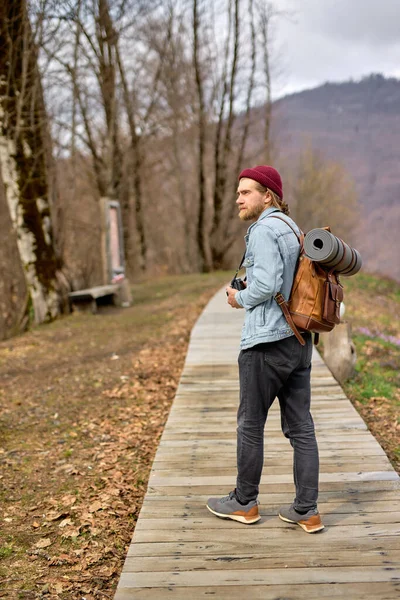 Man Walking Alone Camping Wanderlust Concept, Visão traseira em cara no desgaste casual viajando — Fotografia de Stock