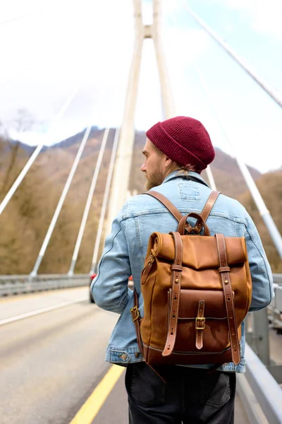 Muž turista chůze sám na mostě Cestování Životní styl, dovolená v přírodě, sám — Stock fotografie