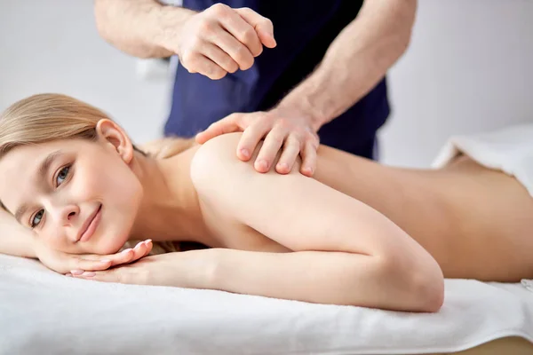 Mężczyzna ręce masażysta robi lekki masaż dla piękny kobieta w kosmetologia pokój — Zdjęcie stockowe