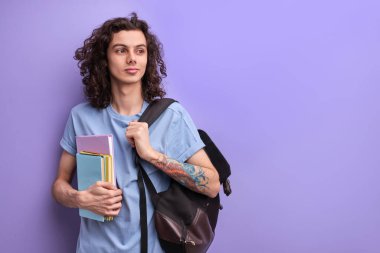 Yakışıklı beyaz adam üniversitede ya da üniversitede bilgi edinmeye hazır. Tarafını arıyor.