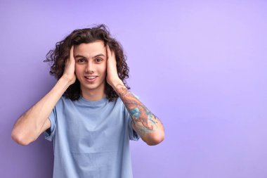 Düşünceli adam kafaya dokunuyor, plan yapıyor, karar veriyor.