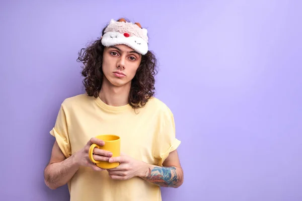 Genç, sıkılmış Tembel Öğrenci Günlük Giyiniyor Sabah bir fincan kahveyle biraz uykuya ihtiyacı var — Stok fotoğraf