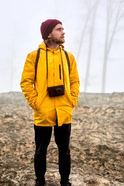 Young Male Traveler with camera relaxing outdoors. vacations and Lifestyle hiking concept — Stock Photo, Image