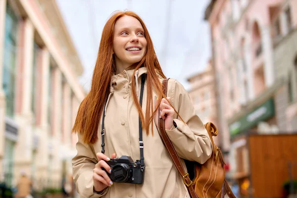 放松友善、时尚、红头发、面带微笑的年轻女性旅行者拍照 — 图库照片