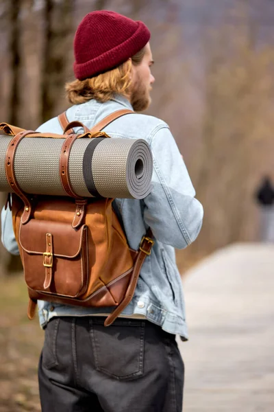 Man med ryggsäck utforska naturen på våren, promenader ensam utomhus — Stockfoto