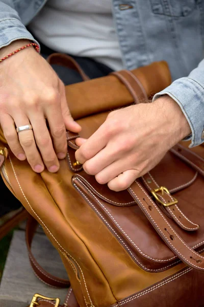 Närbild man med läder brun ryggsäck resor, människor njuter av livsstil — Stockfoto