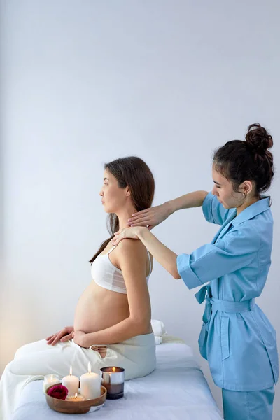 Красива азіатська брюнетка жінка насолоджується назад і плечима масаж в спа-центрі — стокове фото