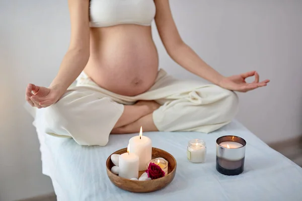 Молода жіноча практика Йога у світлій кімнаті, здоров'я під час вагітності — стокове фото