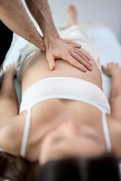 Manlig massör gör massage mage gravid kvinna i spa salong. Skönhetsbehandling — Stockfoto