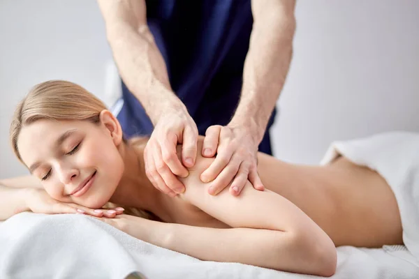 Ritagliato foto di maschio massaggiatore terapeuta in cosmetologia stanza fare massaggio a donna — Foto Stock