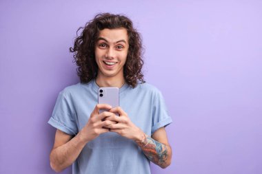 Hücre yorumunu kullanan neşeli adam geri bildirim smm servisini parlak parlak parlak parlak parlak parlak arkaplan üzerinde izole etti.