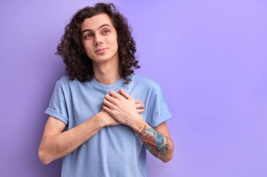 Erkek, şükranlarını sunuyor, el ele tutuşuyor, bir şey için şükrediyor.