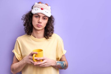 Mutsuz sıkıcı Tembel Öğrenci Günlük Giyiniyor Sabah bir fincan kahveyle biraz uykuya ihtiyacı var