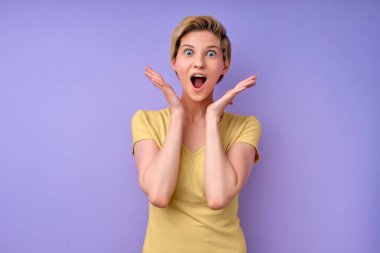 Heyecanlı, güzel başarılı işçi konsepti. Neşeli genç bir kadın çığlık atıyor