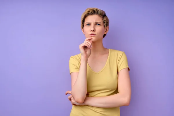 Nahaufnahme Foto von erstaunlichen Kurzhaarfrisur Dame Blick auf Kamera leeren Raum tiefes Denken — Stockfoto