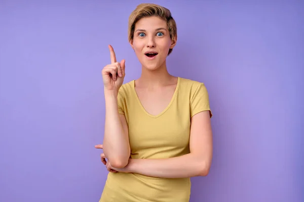 Porträt einer gut aussehenden Frau in gelbem, lässigem T-Shirt mit toller Idee — Stockfoto