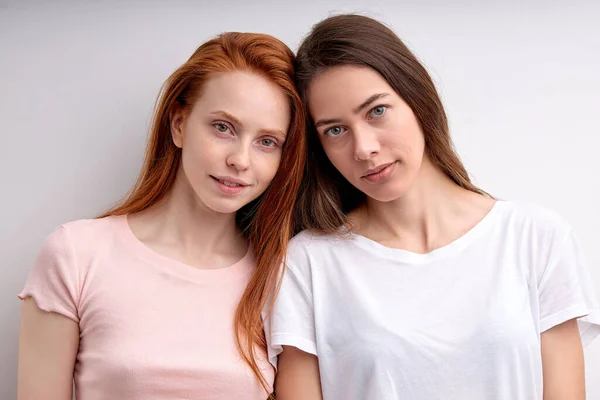 Zwei schöne Frauen lesbisches Paar umarmen Blick in die Kamera, Nahaufnahme Porträt — Stockfoto