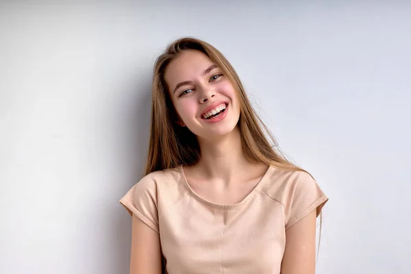 Portrait d'adolescente joyeuse isolée sur fond blanc, souriant joyeusement — Photo