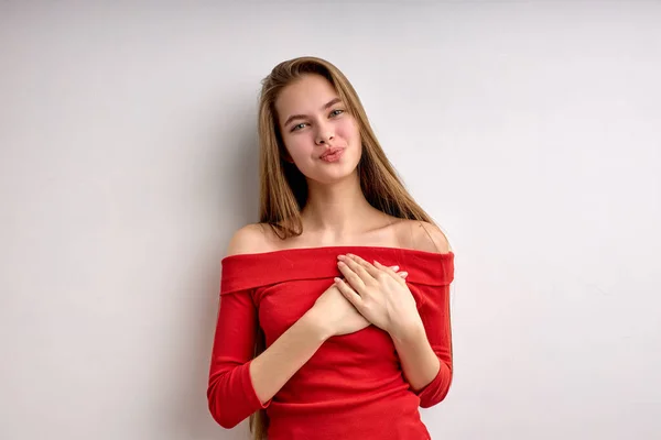 Menina adolescente caucasiana bonita expressando gratidão, de mãos dadas no peito, grato — Fotografia de Stock