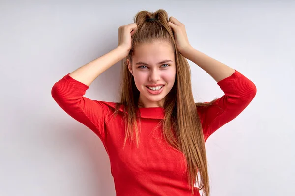 Retrato de una hermosa adolescente tocando la cabeza aislada sobre fondo blanco — Foto de Stock