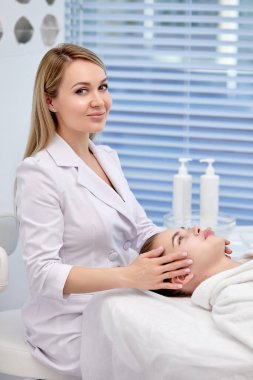 Gülümseyen Kadın Güzellik Masajcısı Kadınların Yüzüne Yan Bakış