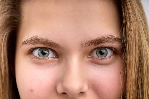 Nahaufnahme Porträt einer jungen Frau mit schönen braunen Haaren und blauen Augen — Stockfoto