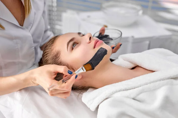 Vista laterale ritratto di attraente giovane donna godendo SPA, sdraiato sul tavolo da massaggio — Foto Stock