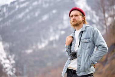 Sırt çantalı gezgin doğada tek başına yürüyor. Özgürlük kavramı. Boşluğu kopyala