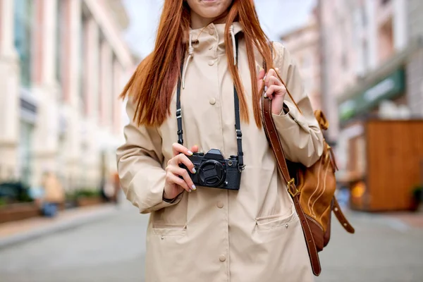 Beskuren kvinna turist promenader på gatan i europeiska gamla stan med hjälp av kamera — Stockfoto