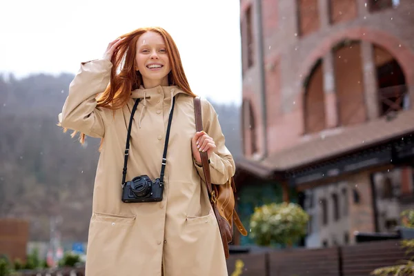 Söt glad rödhårig kvinna med långt rött hår går under våren regn, porträtt — Stockfoto