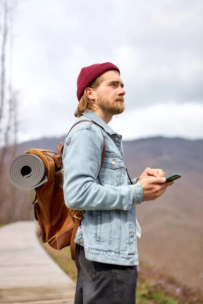 Sidovy porträtt av självsäker man resenär med hjälp av smartphone, mobiltelefon. Resebegrepp — Stockfoto