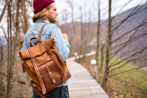 Bakifrån resenär man utforska naturen landskap på våren, promenader över ensam — Stockfoto