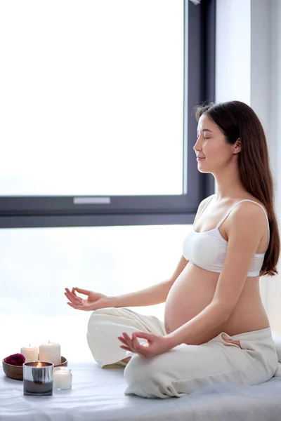 Gravid Young Female Practica Yoga en Habitación Brillante, Salud Durante el Embarazo — Foto de Stock