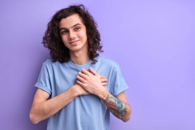 Minnettarlığını ifade eden adamın portresi, el ele tutuşmak, bir şey için şükretmek.