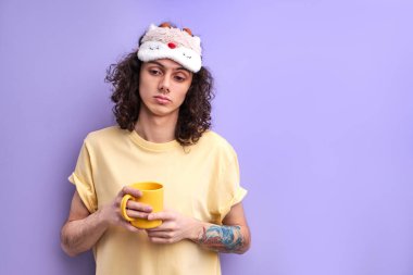 Sıkıcı öğrenci, günlük kıyafetlerle sabahları bir fincan kahveyle uyur.