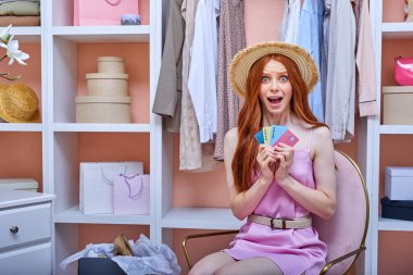 Kafkasyalı hoş görünümlü neşeli bayan elinde kredi kartı, online alışveriş