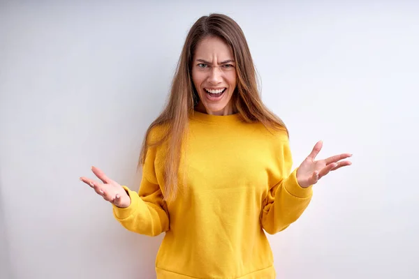 Mujer caucásica enojada está irritada por algo, gritando, extendiendo los brazos — Foto de Stock