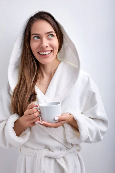 迷人的年轻女子，早上喝茶或喝咖啡，穿着浴衣 — 图库照片