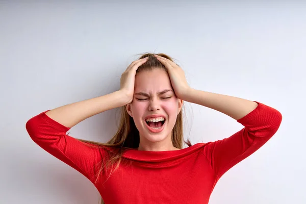 Disperata ragazza adolescente urla, depressa, femmina a perdita, toccando la testa — Foto Stock